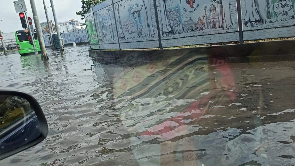 Capitala, SUB APE, după ploaia din această dimineață: Mai multe tramvaie blocate și un pasaj inundat