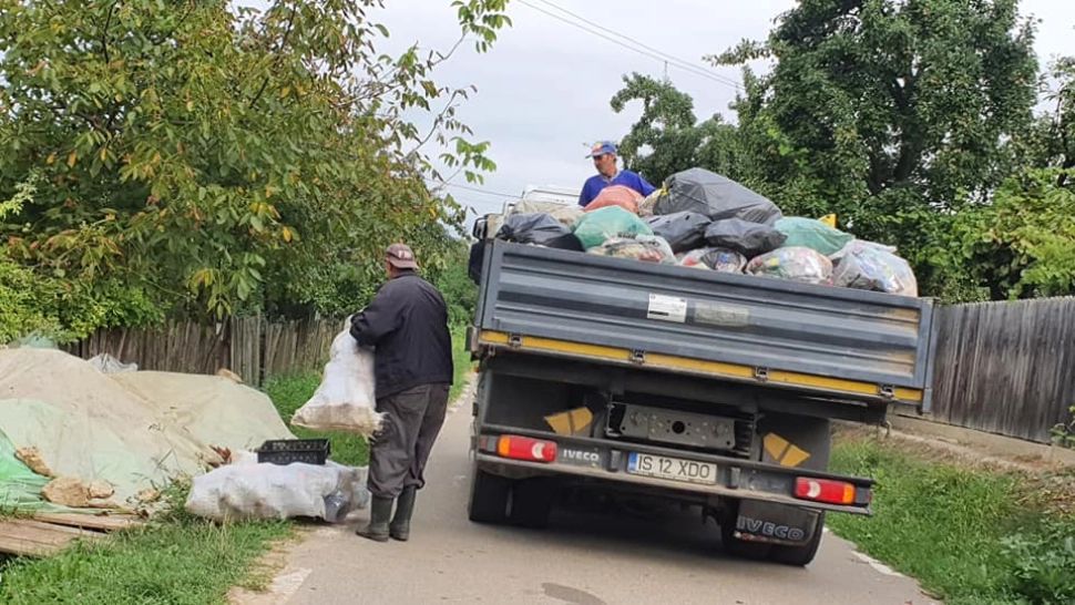 VIDEO Ziua primar, noaptea inspector de salubritate. Cetățenii, educați de un edil din Iași să nu mai arunce gunoaie