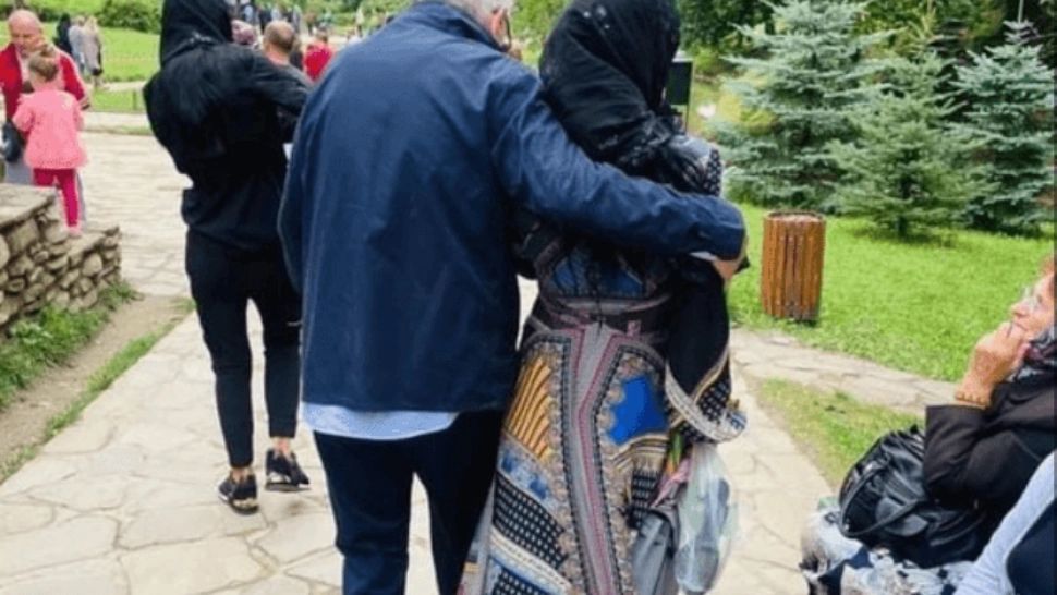 Un personaj important din sport, surprins la mormântul lui Arsenie Boca! A atras toate privirile