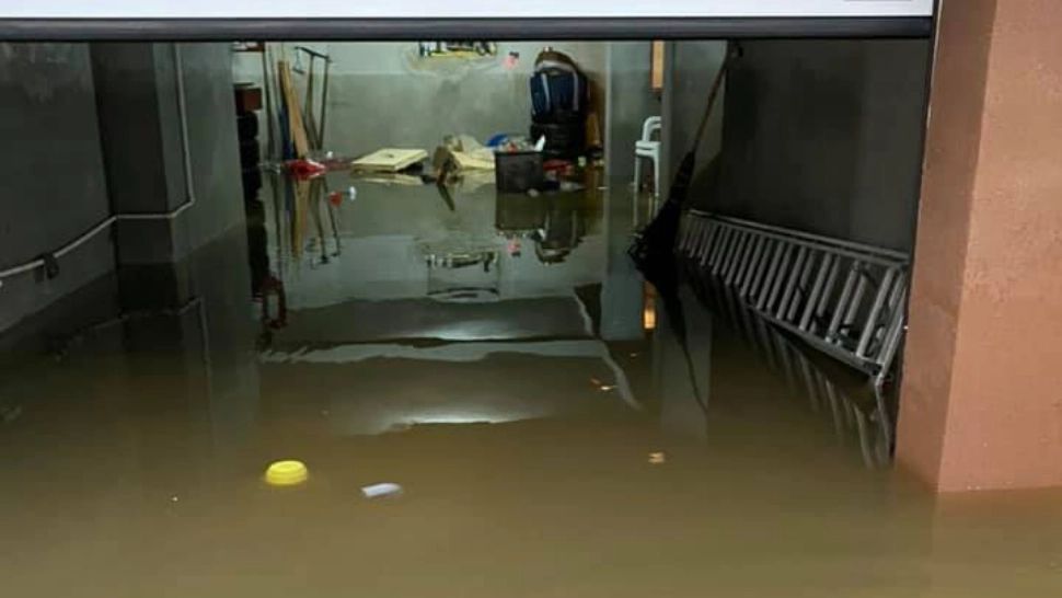 O vijelie a făcut RAVAGII în județul Argeș: 9 mașini distruse de un acoperiș smuls de vânt, 30 de gospodării inundate