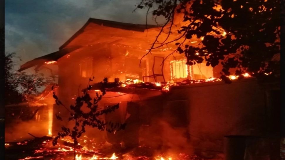 Casă cuprinsă de FLĂCĂRI din cauza unui fulger - A ars ca o TORȚĂ