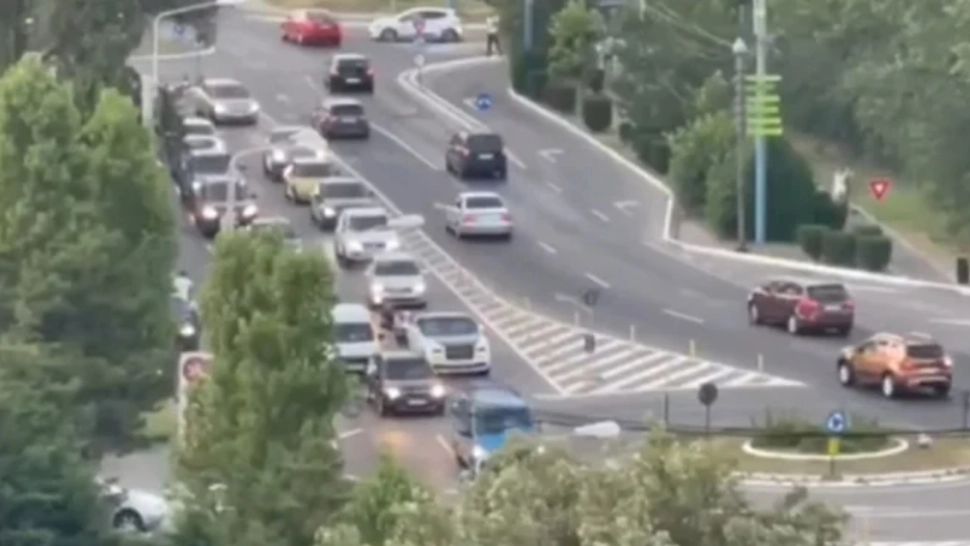 Bolid de sute de mii de euro, alimentat la bidon, după ce a rămas fără benzină, în Mamaia - Imaginilie, virale pe net