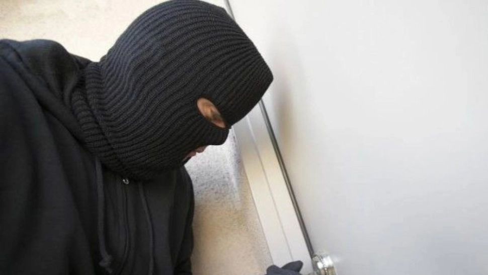 A vrut să FURE ca-n FILME, dar a fost prins de polițiști. Ce RISCĂ acum