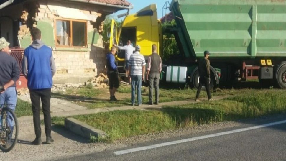 Accident în județul Mureș: Casă DISTRUSĂ după ce un TIR a intrat în plin în ea
