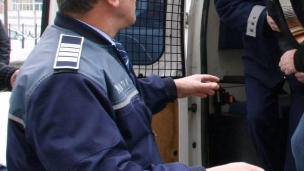 VIDEO A fost REȚINUT adolescentul din Dolj, care a tăiat cu cuțitul un tânăr în zona gâtului