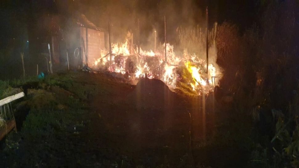 Un adăpost de animale și aproximativ 15 tone de furaje s-au făcut SCRUM! Focul a fost pus INTENȚIONAT