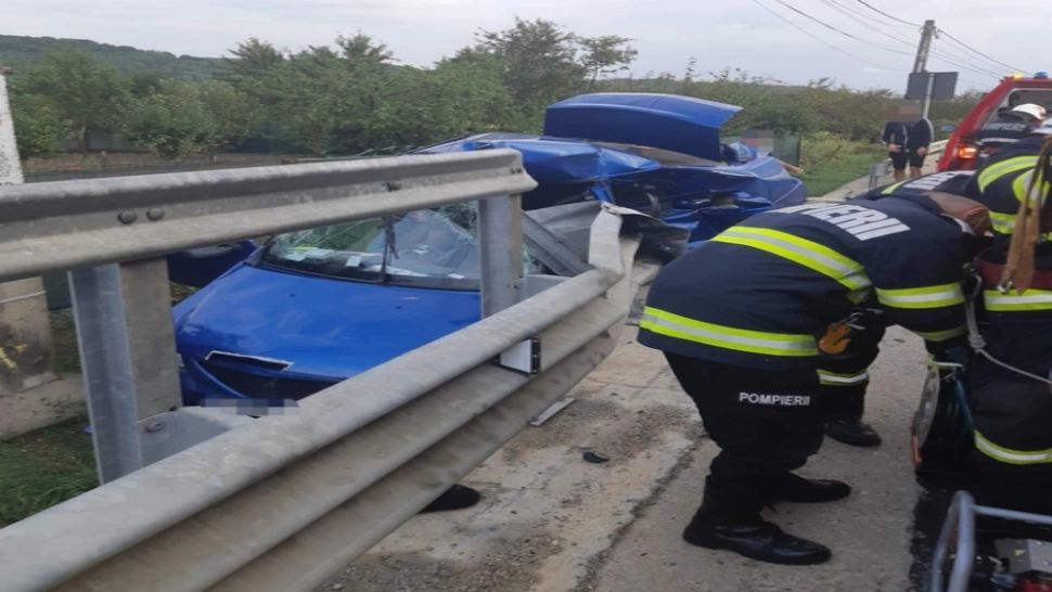 2 accidente rutiere petrecute concomitent, în județul Argeş. O persoană a rămas încarcerată