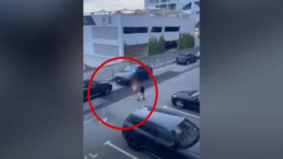 VIDEO ȘOCANT. Scandal în nordul stațiunii Mamaia! Un tânăr a devenit agresiv cu trecătorii. Imagini REVOLTĂTOARE