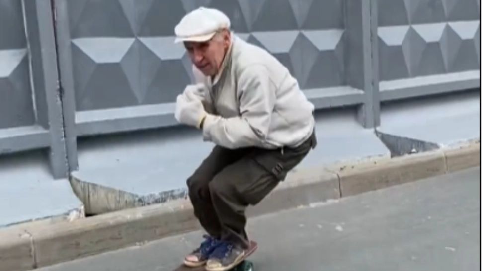 Un pensionar pe skateboard face SENZAȚIE pe internet. Video viral din Rusia