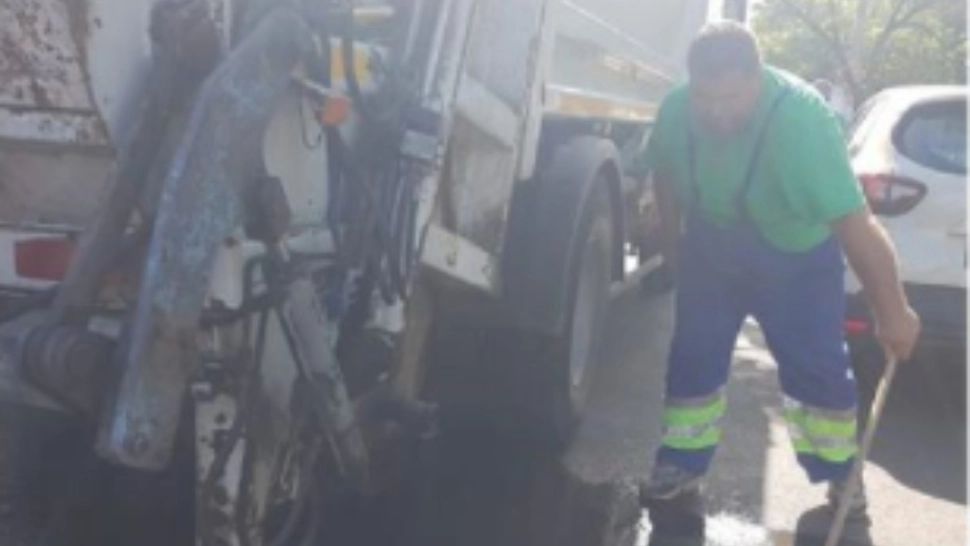 Firma de salubritate din Sectorul 6, amendată pentru că din utilaje curge zeamă de gunoi