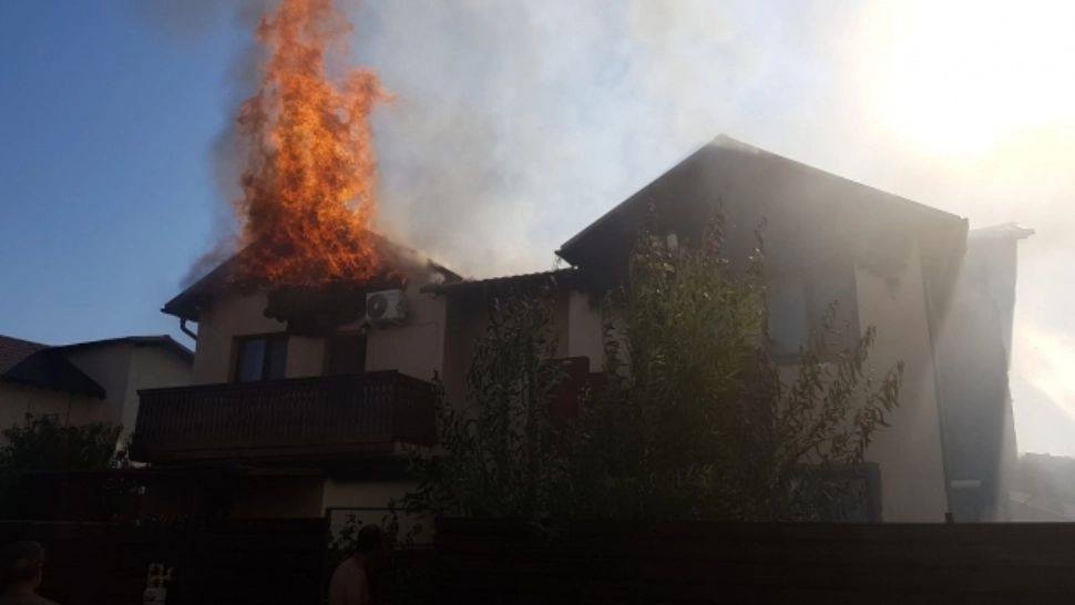 Incendiu într-un complex de locuințe din apropiere de București, au fost trimise 15 autospeciale ale pompierilor