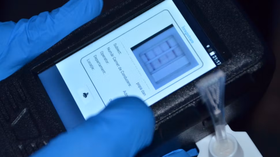 Încă un șofer DROGAT a fost la un pas de o tragedie. A intrat cu autospeciala într-un autobuz 