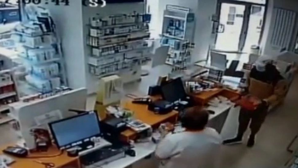 Incident GRAV în Capitală! O farmacistă a fost amenințată cu cuțitul - VIDEO
