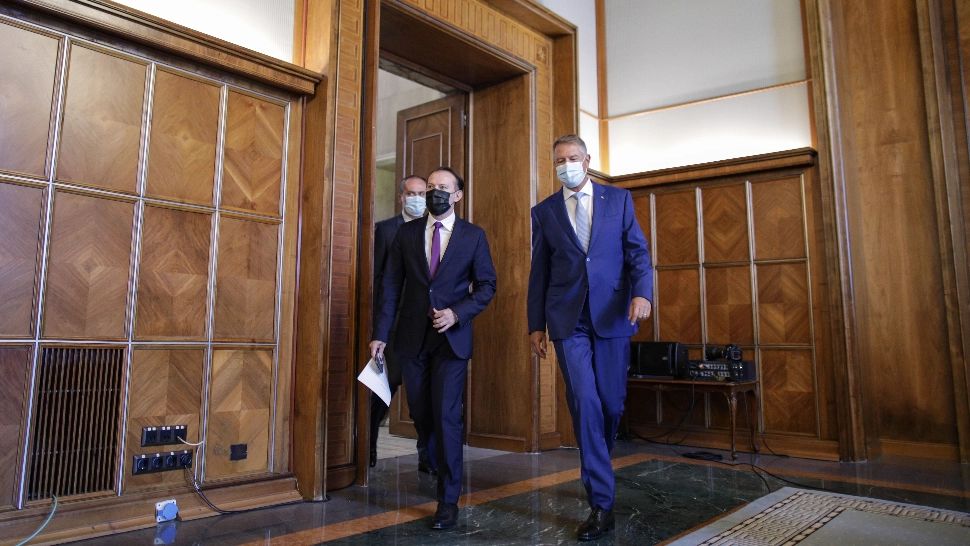 Sondaj INSOMAR - Klaus Iohannis, lovit în plin de scandalul legat de dosarele lui Florin Cîțu din SUA 