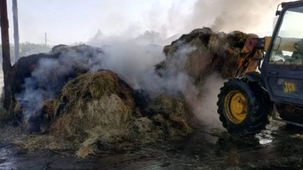 Camion în flăcări lângă Cerna, jud. Tulcea - Trafic suspendat pentru stingerea incendiului
