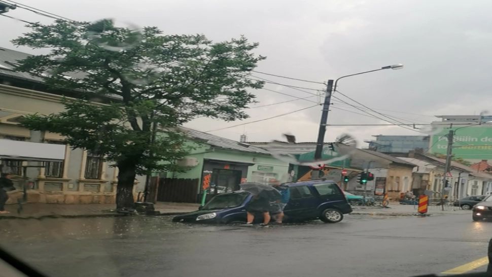 Furtuna face ravagii în Cluj! Mașini blocate de inundații, copaci căzuți și subsoluri inundate