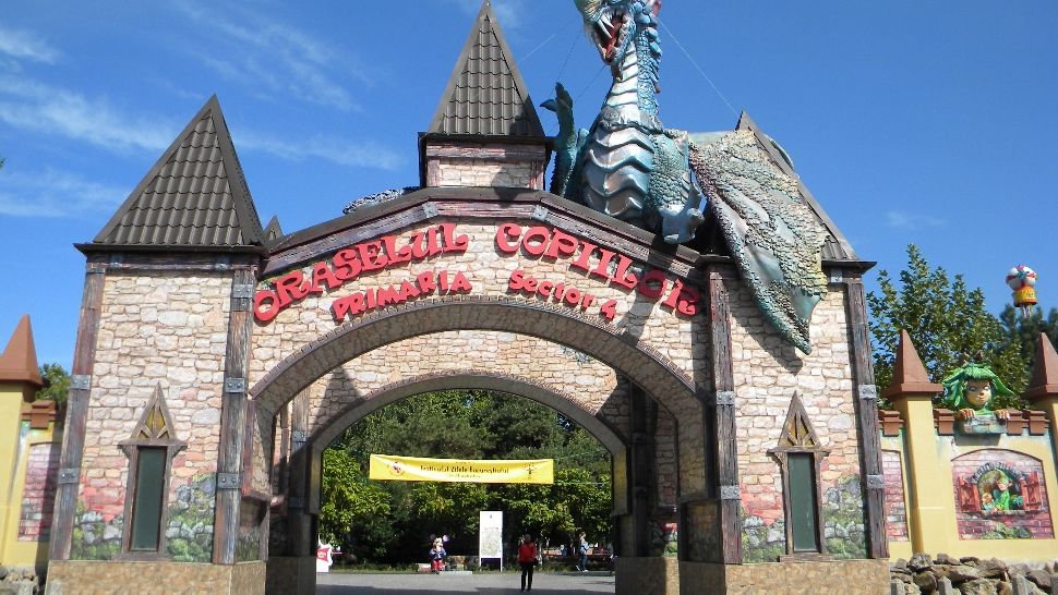  O fetită de 8 ani a ajuns la spital după ce leagănul în care se dădea s-a rupt! Cât de grav s-a rănit - Incident teribil în Orășelul Copiilor