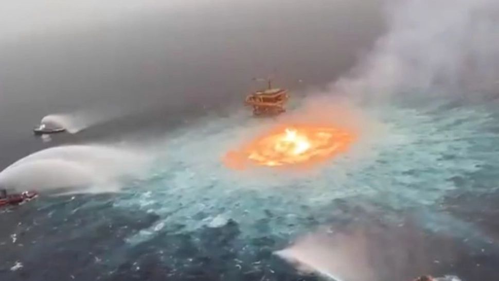 5 morţi şi 6 răniţi, în urma incendiului devastator, în Mexic. O platformă petrolieră a fost cuprinsă de flăcări - VIDEO