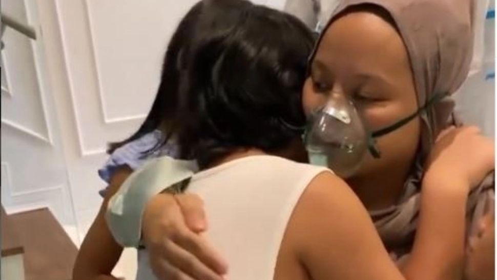 O cunoscută cântăreață din Malaezia a murit de COVID-19, după ce a născut