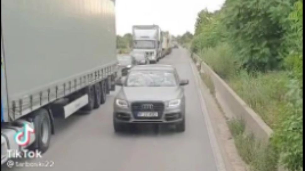 Șofer tupeist, pus la punct în trafic - Imaginile, virale pe internet