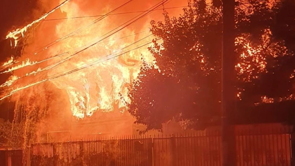 Trei case în FLĂCĂRI, în municipiul Buzău. O persoană, BLOCATĂ în incendiu