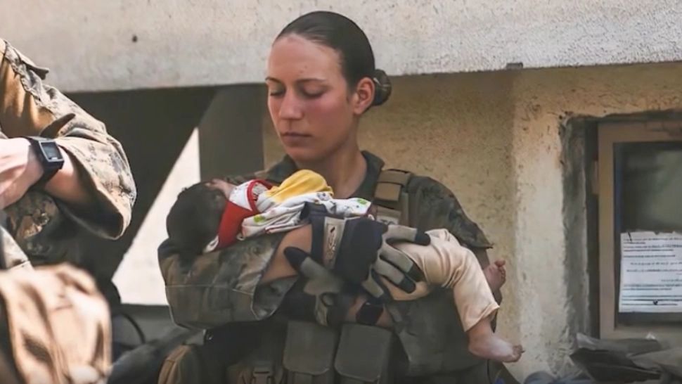 CUTREMURĂTOR! Femeia soldat care s-a pozat cu bebeluși afgani, UCISĂ în atentatul din Kabul. Avea doar 23 de ani