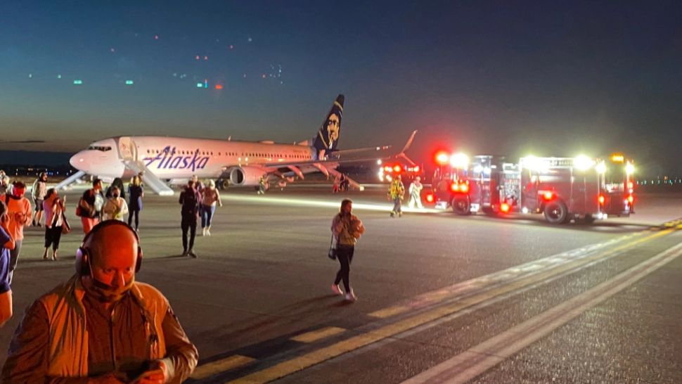 Pasagerii unei curse spre Seattle, evacuați de urgență după ce un telefon a luat foc