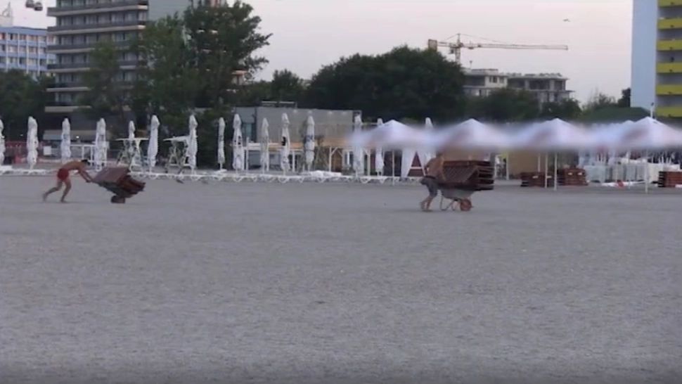 Șezlongurile așezate ilegal chiar în buza mării riscă să devină istorie: Administratorii, obligați să le strângă