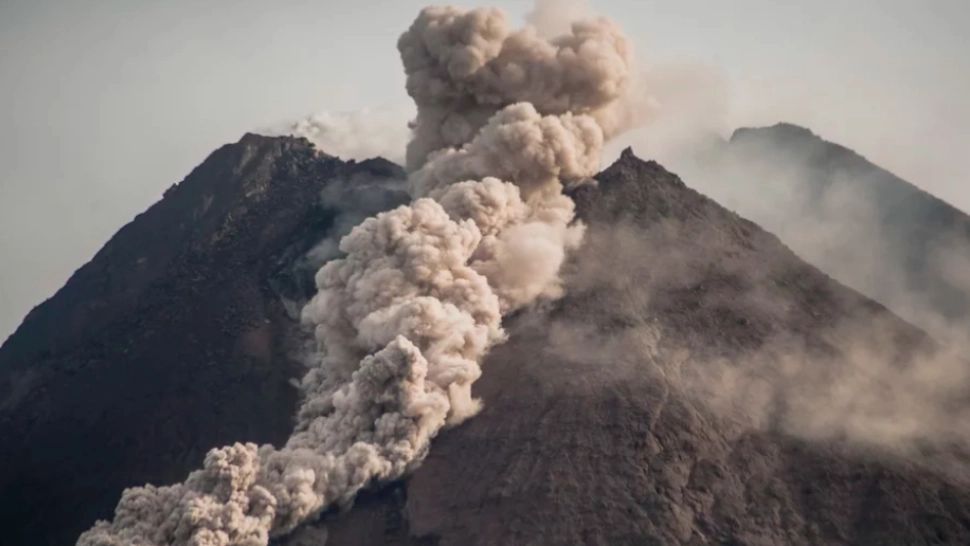 Vulcanul Merapi a erupt din nou! Norul de cenușă s-a răspândit până la o distanţă de 3,5 kilometri de crater