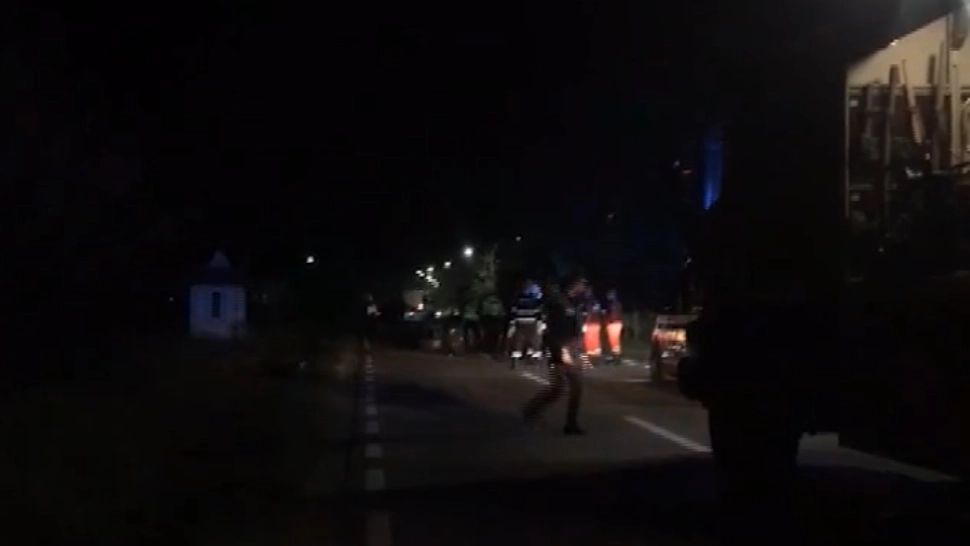 Depășire cu final...nefericit: Două mașini au fost aruncate în afara părții carosabile, în județul Argeș