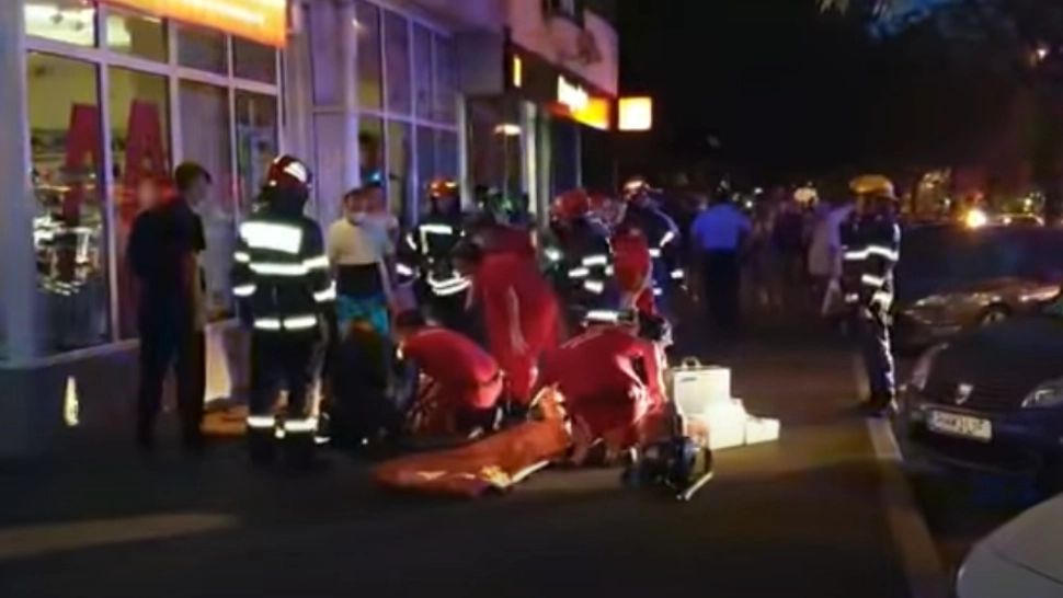 Mama gemenilor căzuți de la etajul 10 al unui bloc din Ploiești, LIVE pe rețele de socializare imediat după înmormântare