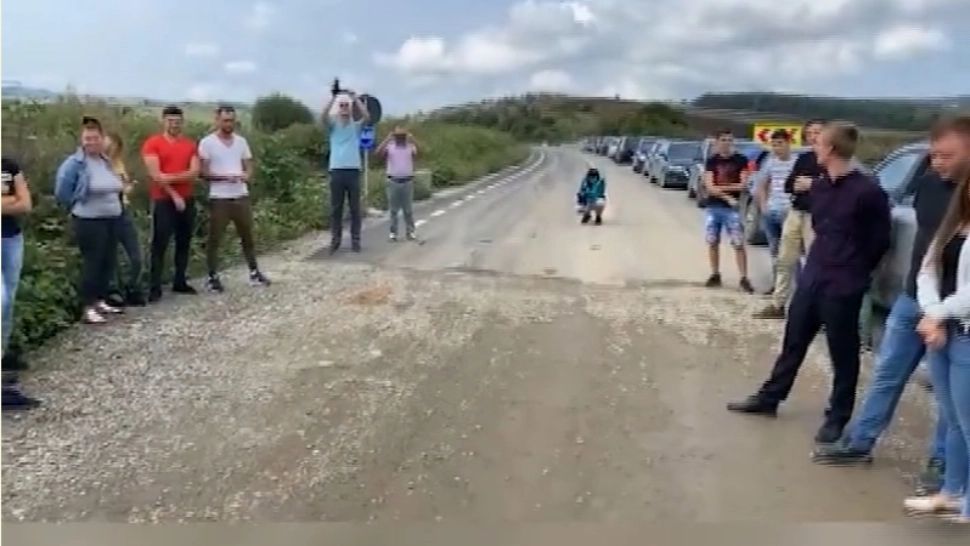 Protest URIAȘ din cauza unui drum plin de gropi. Oamenii cer măsuri URGENTE: " Ne-am saturat de promisiuni!"