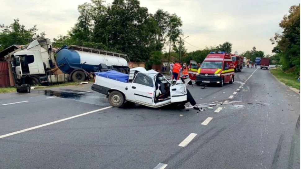 Accident cu o victimă decedată pe DN2: Mașina în care se afla victima, făcută ARMONICĂ -Trafic complet BLOCAT 
