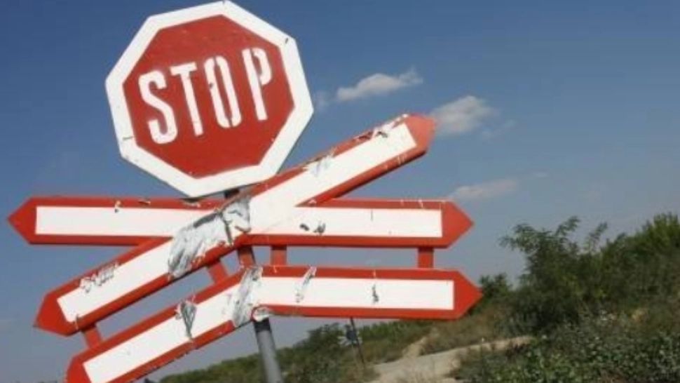 Trecerile la nivel cu linia de cale ferată din România, adevărate "capcane ale MORȚII":  Peste două treimi, semnalizate doar cu „Crucea Sfântului Andrei”