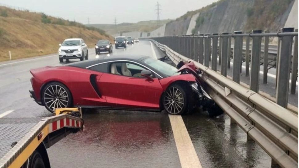 Impact NIMICITOR! Bolid de 200.000 de euro, distrus pe Autostrada Transilvania: Șoferul a scăpat teafăr