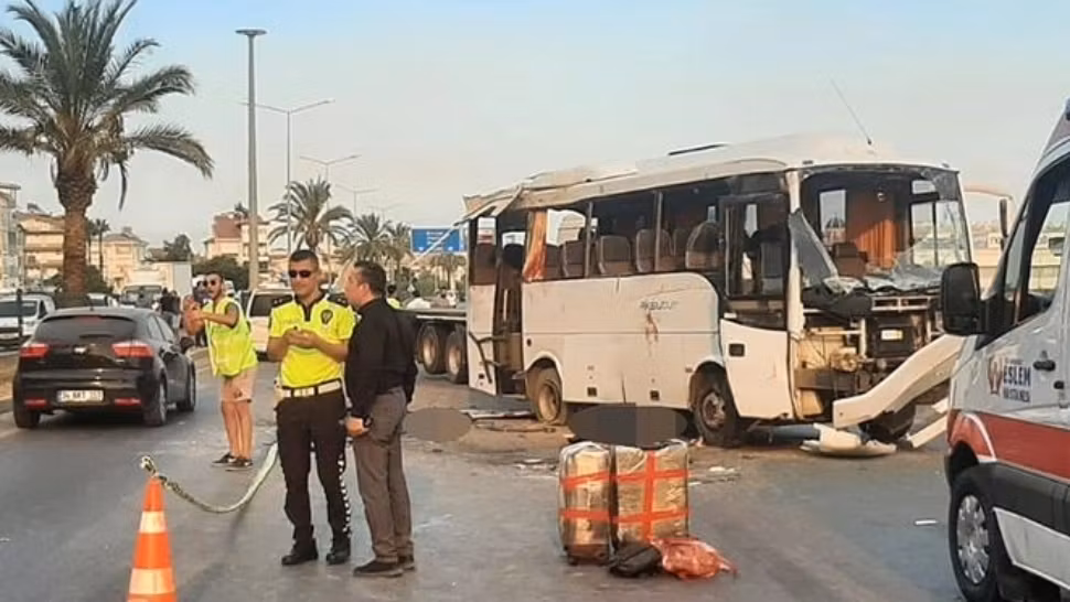 TRAGEDIE în Turcia: Autocar răsturnat în Antalya - 3 turiști ruși MORȚI, 16 RĂNIȚI, printre care și copii