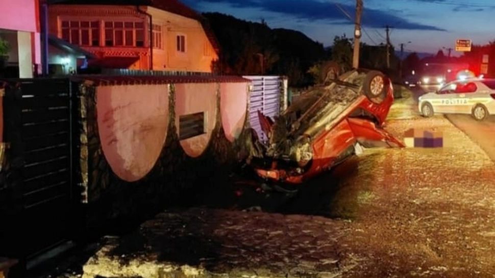 VIDEO O mașină s-a răsturnat și a luat foc. Un pasager a murit, iar altul are arsuri pe o treime din suprafața corpului