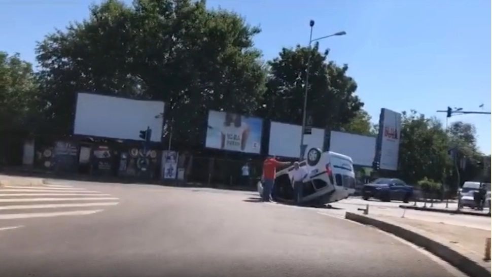 Accident spectaculos în Băneasa: o mașină s-a RĂSTURNAT