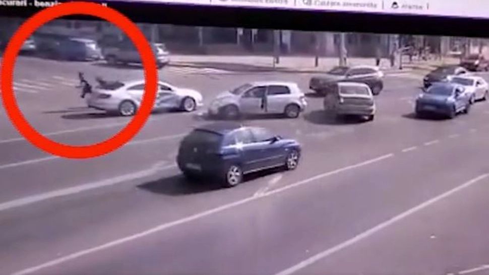VIDEO - Momentul în care un șofer și pasagerul lui o iau la fugă după un accident, în Iași. Ce au descoperit poliţiştii la fața locului