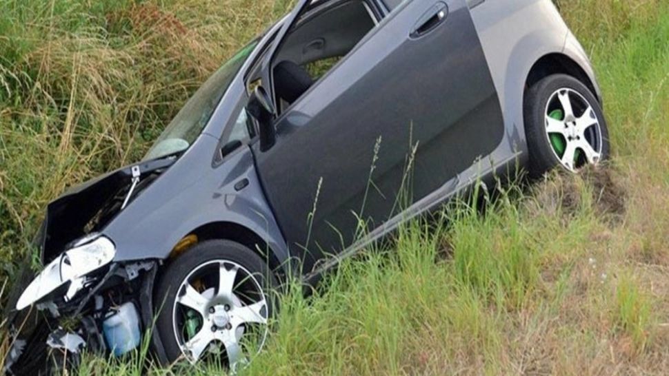 Accident VIOLENT, în Ploiești: un minor a fost rănit. Șoferul de 80 de ani a intrat cu mașina în șanț