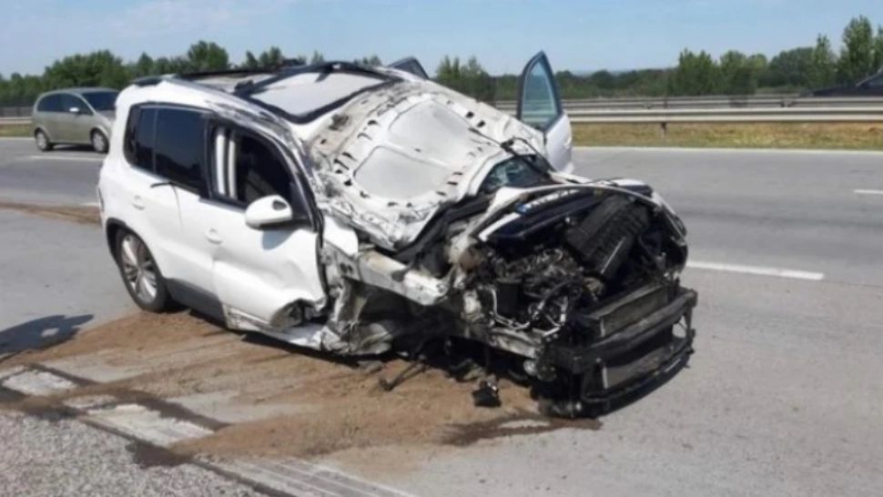 Accident cumplit, în Ungaria. Femeie însărcinată, aruncată pe geamul mașinii, în urma unui impact violent