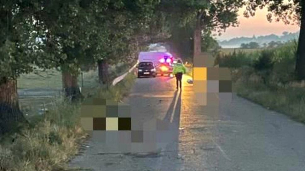 Accident CUMPLIT în Vrancea: Trei tineri de 19, 18 și 14 ani au MURIT - O altă pasageră a fost preluată de ambulanță