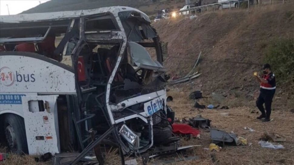 14 oameni au murit într-un accident rutier teribil - Un autobuz s-a răsturnat