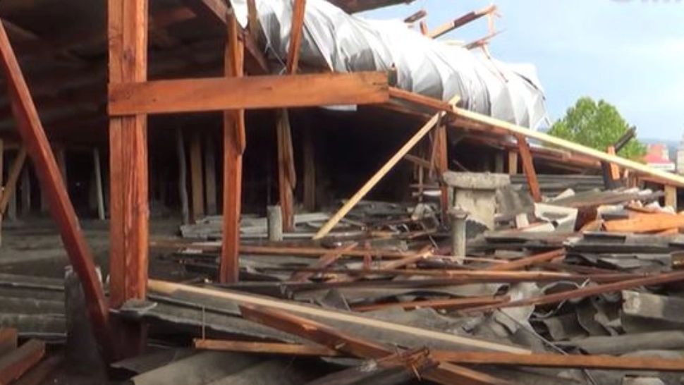 VIDEO - Prăpăd în Reșița după o furtună puternică: acoperișul unui bloc a fost smuls