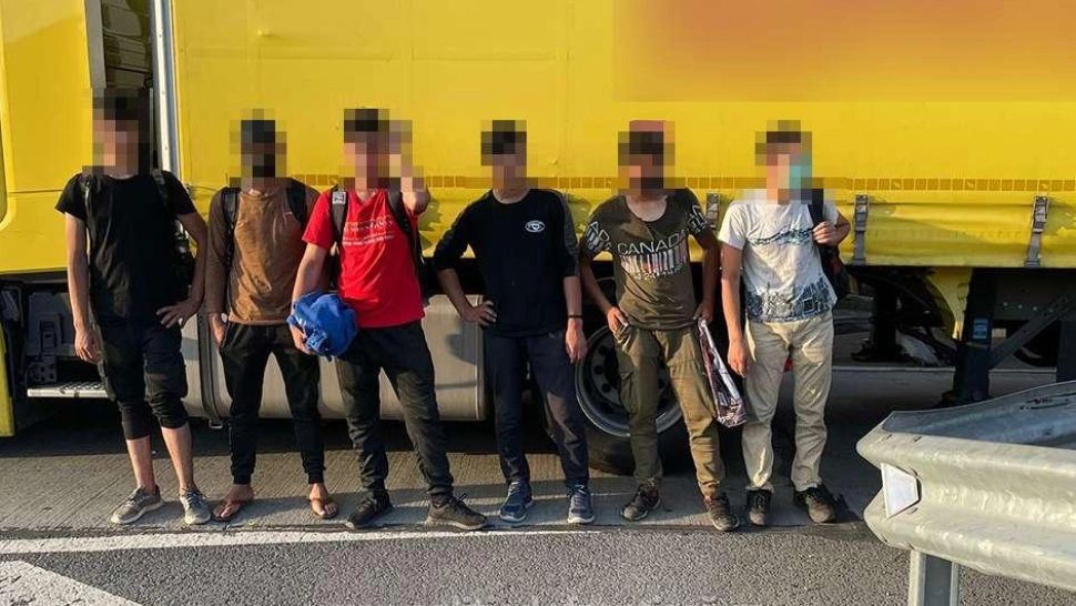 Refugiați afgani, prinși la granița României: Migranții erau ascunşi în camioane de marfă VIDEO