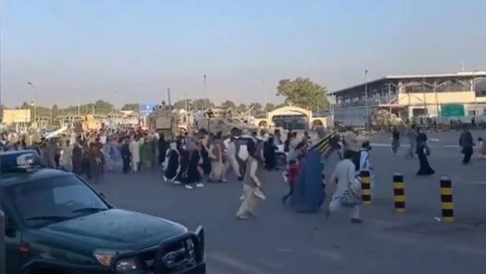 EXPLOZIE pe aeroportul din Kabul: atentat sinucigaș la poarta de îmbarcare - morți și răniți, inclusiv copii