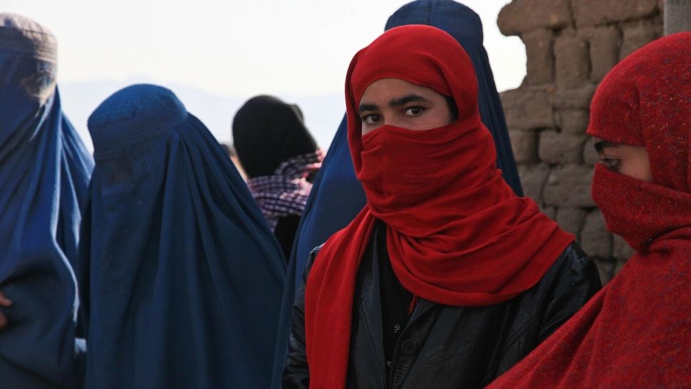 Purtătorul de cuvânt al talibanilor: Vălul va fi obligatoriu, dar nu şi burqa
