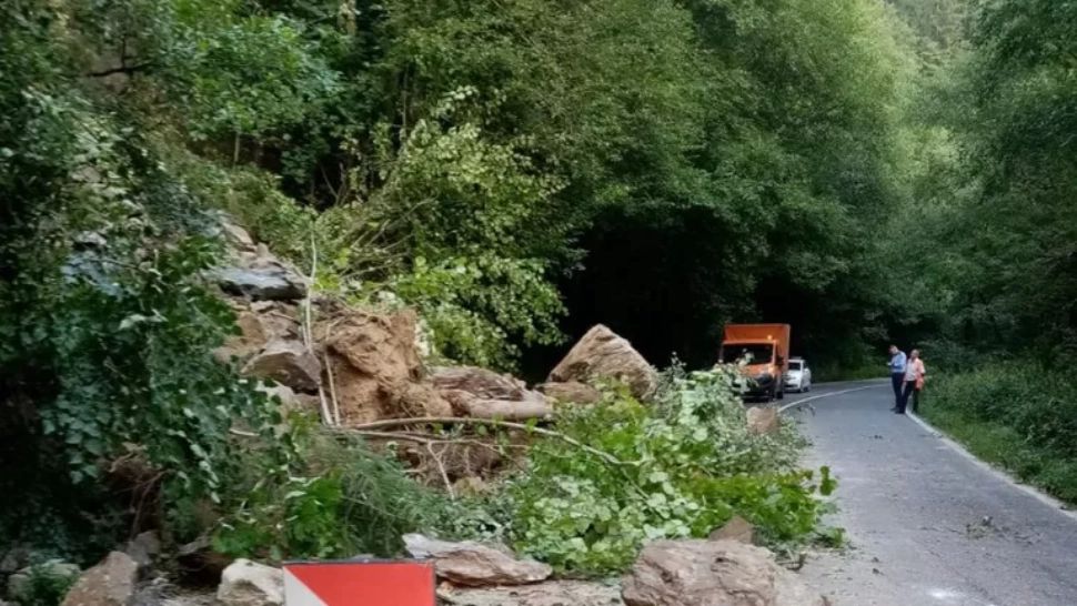 Pericol pe o șosea din jud. Suceava, după o cădere masivă de stânci