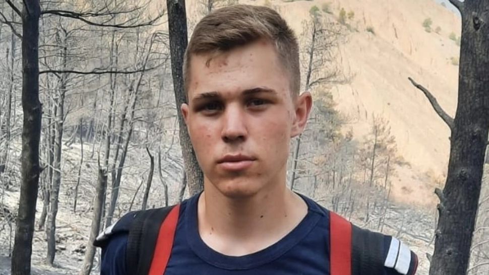 Povestea celui mai tânăr pompier român din Grecia. A renunţat la concediu pentru a se lupta cu flăcările: "Rămân aici cât va fi nevoie de mine"