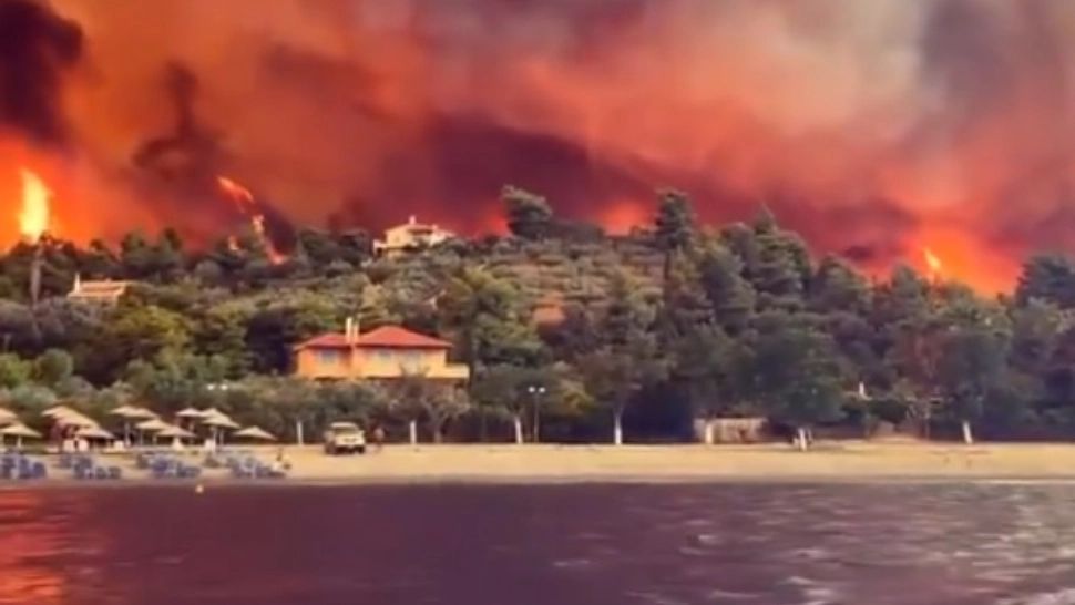 Imagini APOCALIPTICE în Grecia din cauza CANICULEI - O mânăstire și mai multe sate, în FLĂCĂRI, pe insula Evia - VIDEO